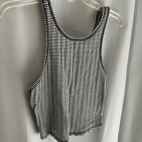 Textured Crop Tank - Picture 4 of 6